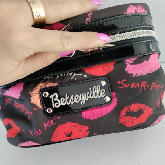✨RARE BETSEY JOHNSON LIPS MAKEUP BAG TRAVEL COSMETICS BAG BETSEY JOHNSON KISS✨ - Picture 2 of 6